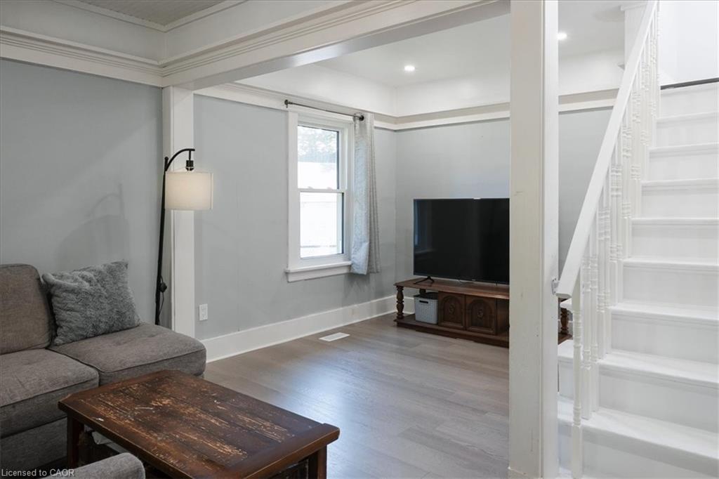 211 Mcnab Street W, Port Dover, ON - Indoor Photo Showing Living Room