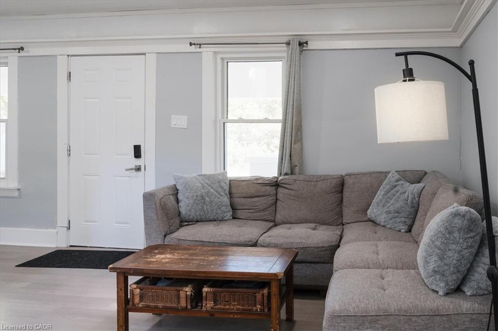 211 Mcnab Street W, Port Dover, ON - Indoor Photo Showing Living Room