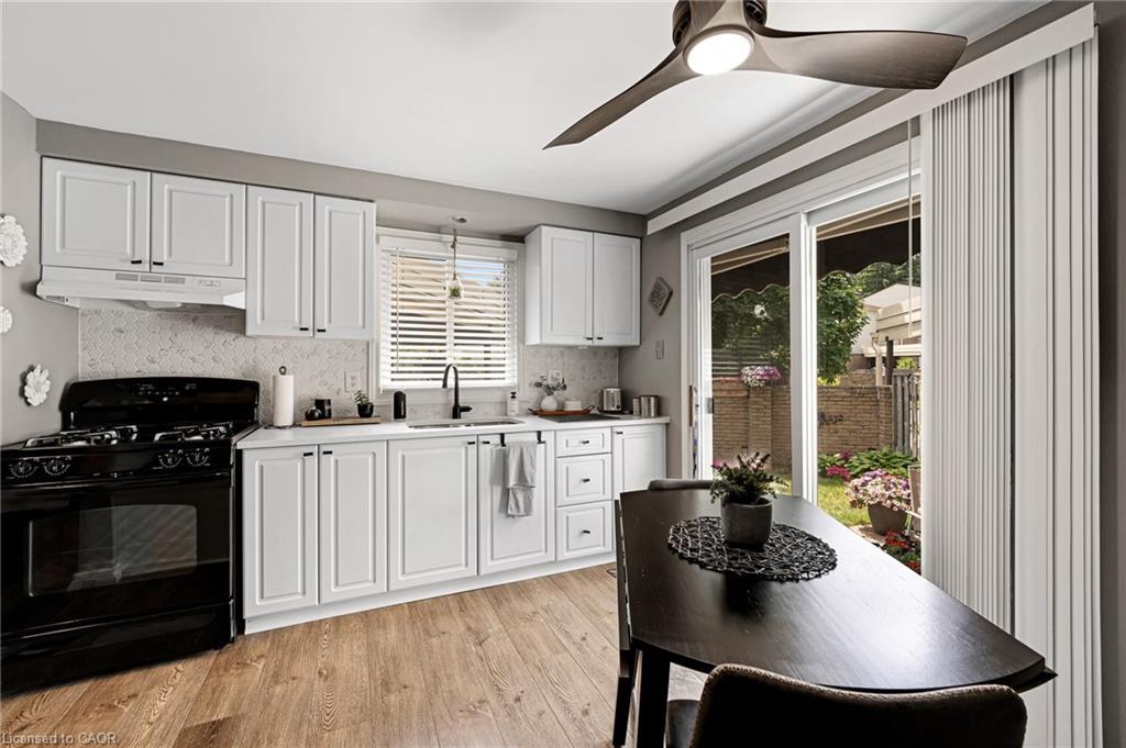 15-415 Morgan Avenue, Kitchener, ON - Indoor Photo Showing Kitchen