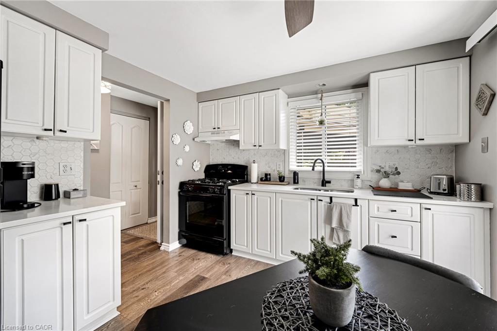 15-415 Morgan Avenue, Kitchener, ON - Indoor Photo Showing Kitchen