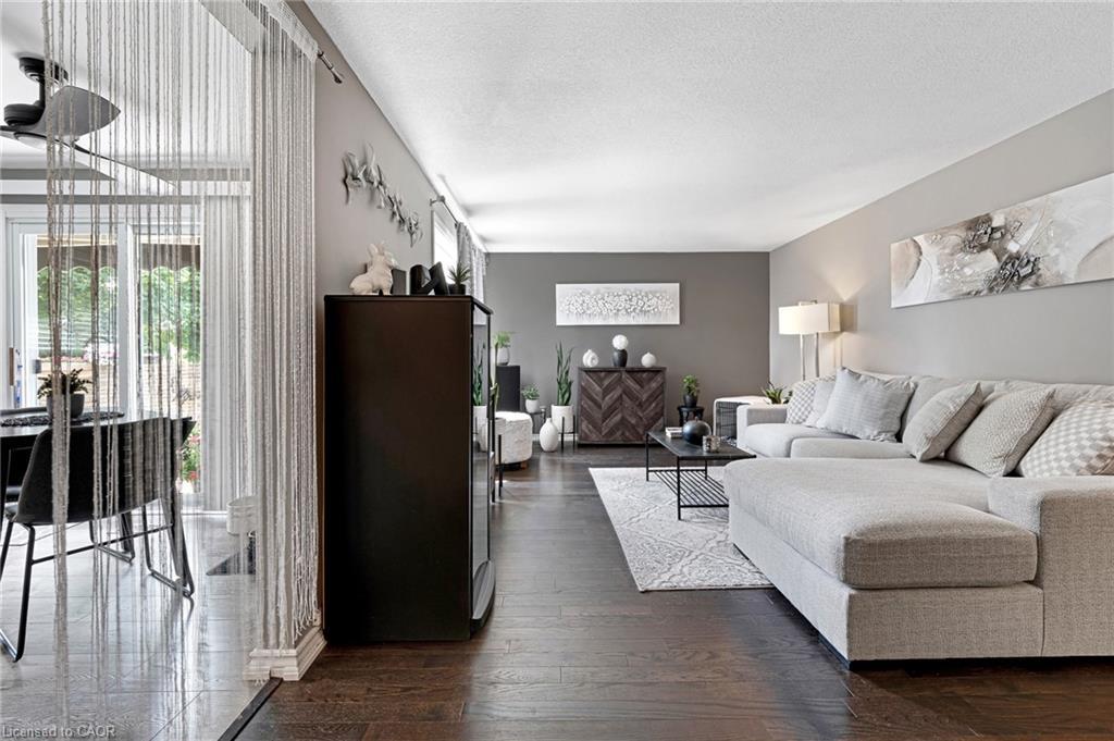 15-415 Morgan Avenue, Kitchener, ON - Indoor Photo Showing Living Room