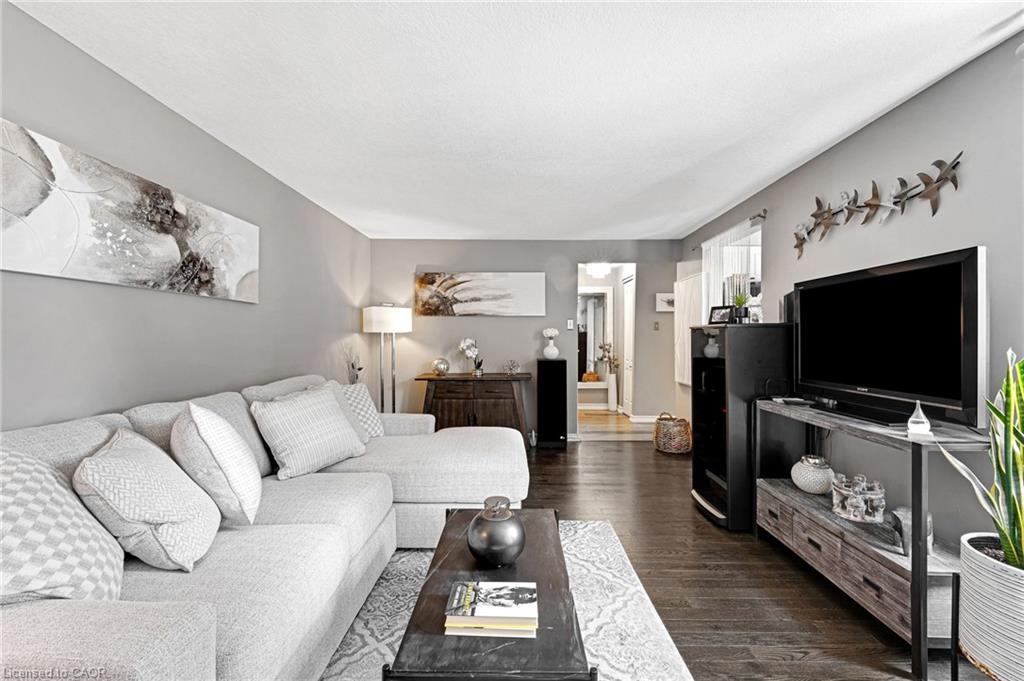 15-415 Morgan Avenue, Kitchener, ON - Indoor Photo Showing Living Room