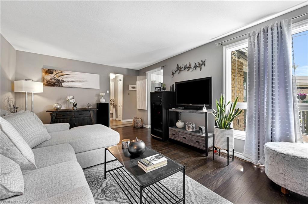 15-415 Morgan Avenue, Kitchener, ON - Indoor Photo Showing Living Room