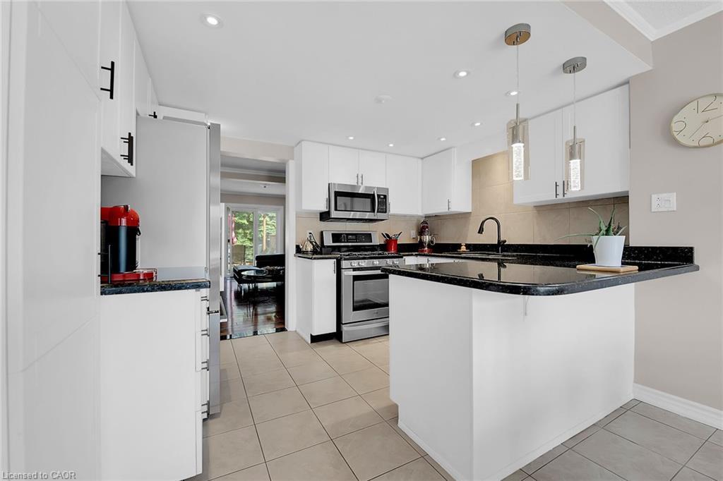 10 Edgewater Drive, Stoney Creek, ON - Indoor Photo Showing Kitchen With Stainless Steel Kitchen With Upgraded Kitchen