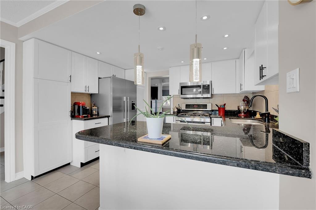 10 Edgewater Drive, Stoney Creek, ON - Indoor Photo Showing Kitchen With Upgraded Kitchen