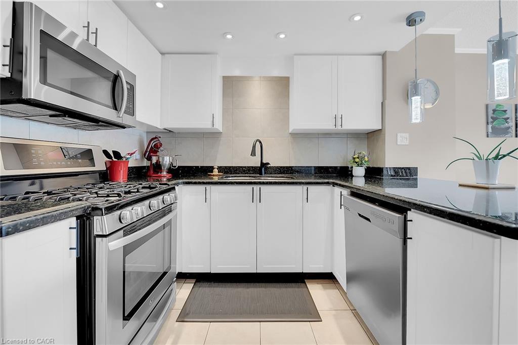 10 Edgewater Drive, Stoney Creek, ON - Indoor Photo Showing Kitchen With Stainless Steel Kitchen With Upgraded Kitchen