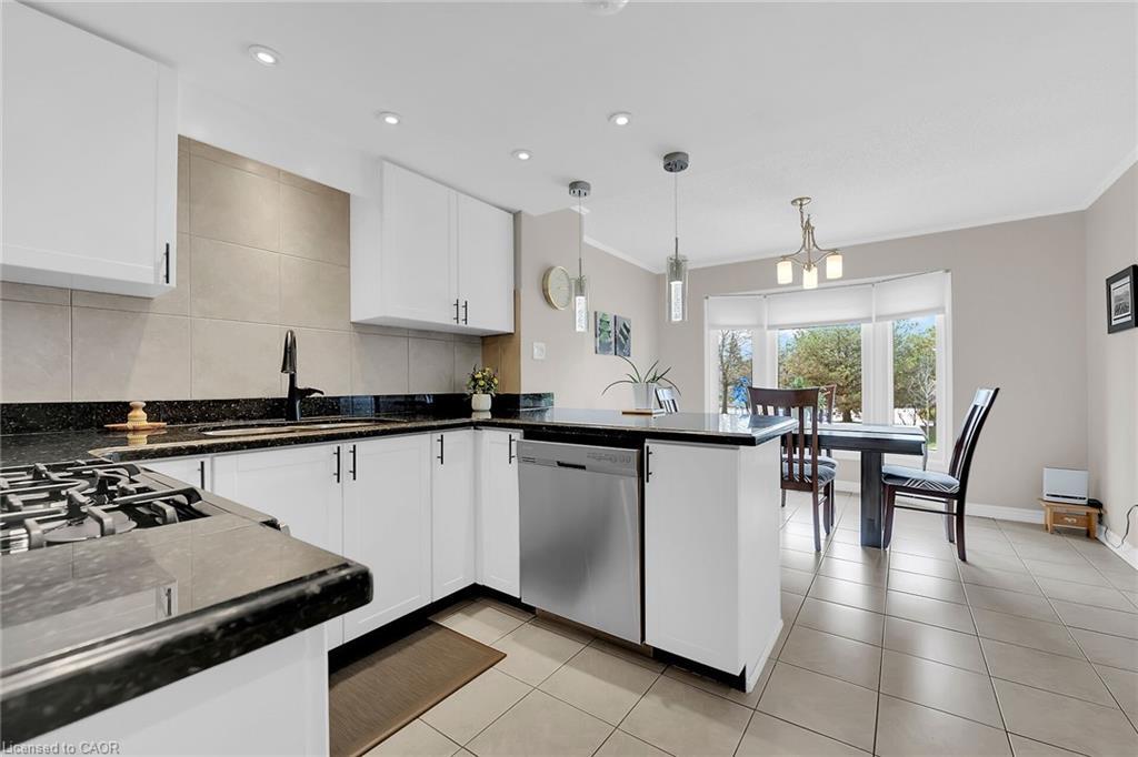 10 Edgewater Drive, Stoney Creek, ON - Indoor Photo Showing Kitchen With Upgraded Kitchen