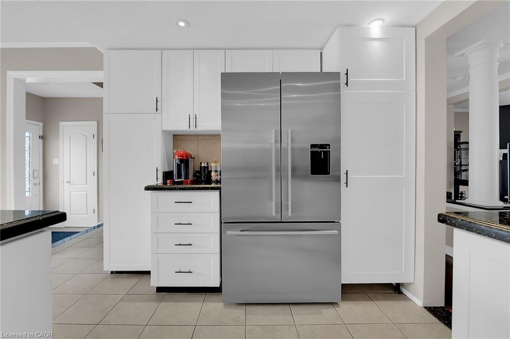 10 Edgewater Drive, Stoney Creek, ON - Indoor Photo Showing Kitchen