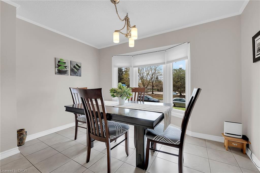10 Edgewater Drive, Stoney Creek, ON - Indoor Photo Showing Dining Room