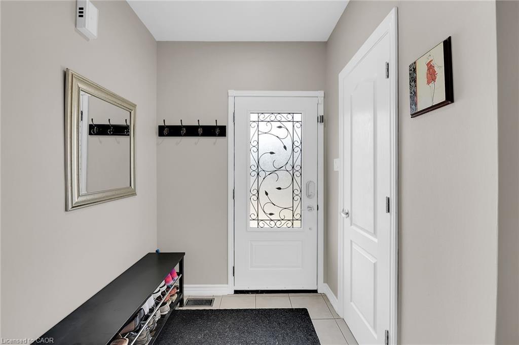 10 Edgewater Drive, Stoney Creek, ON - Indoor Photo Showing Other Room