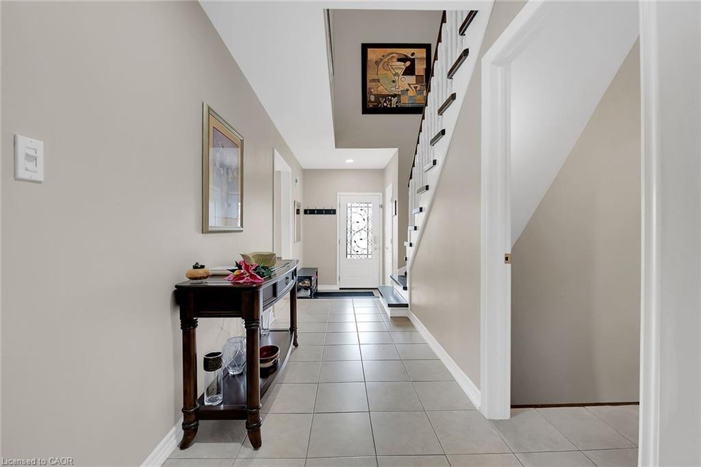 10 Edgewater Drive, Stoney Creek, ON - Indoor Photo Showing Other Room