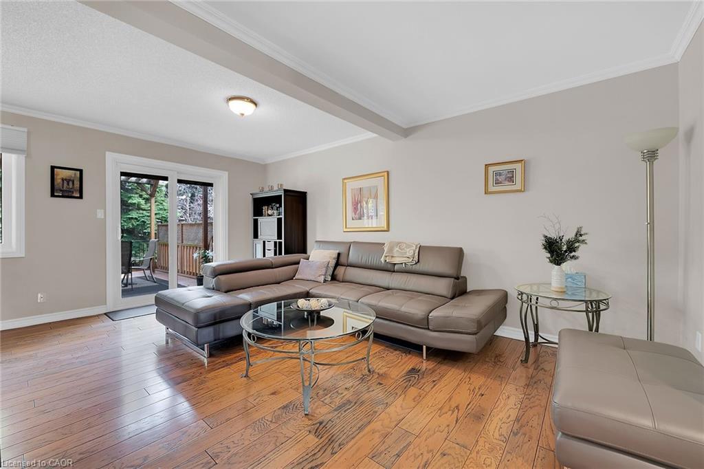 10 Edgewater Drive, Stoney Creek, ON - Indoor Photo Showing Living Room