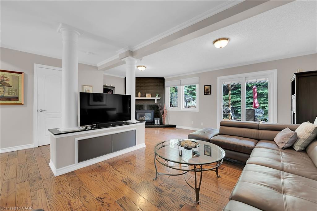 10 Edgewater Drive, Stoney Creek, ON - Indoor Photo Showing Living Room