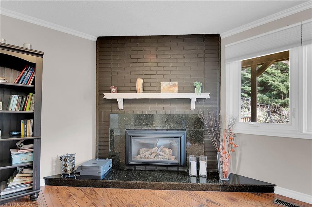 10 Edgewater Drive, Stoney Creek, ON - Indoor Photo Showing Living Room With Fireplace