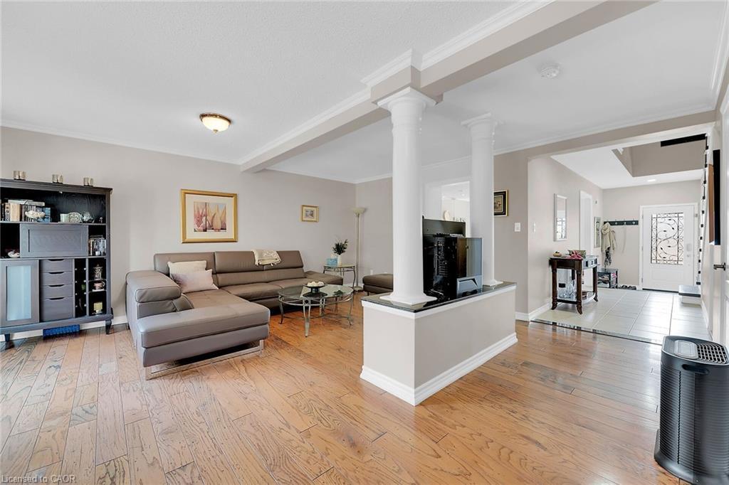 10 Edgewater Drive, Stoney Creek, ON - Indoor Photo Showing Living Room