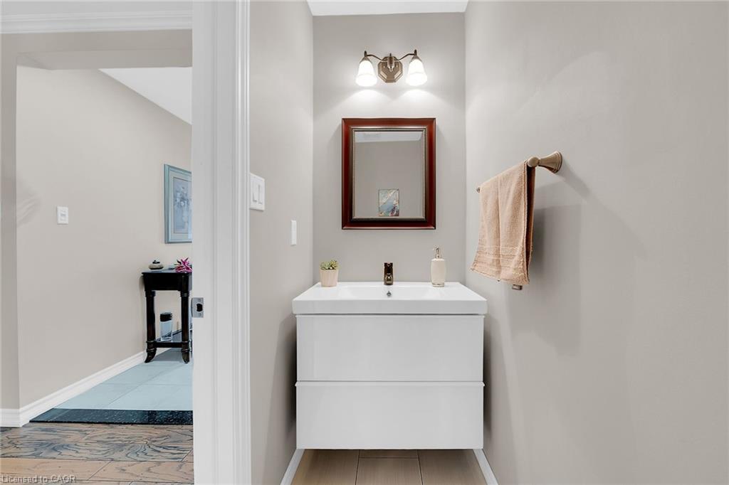 10 Edgewater Drive, Stoney Creek, ON - Indoor Photo Showing Bathroom