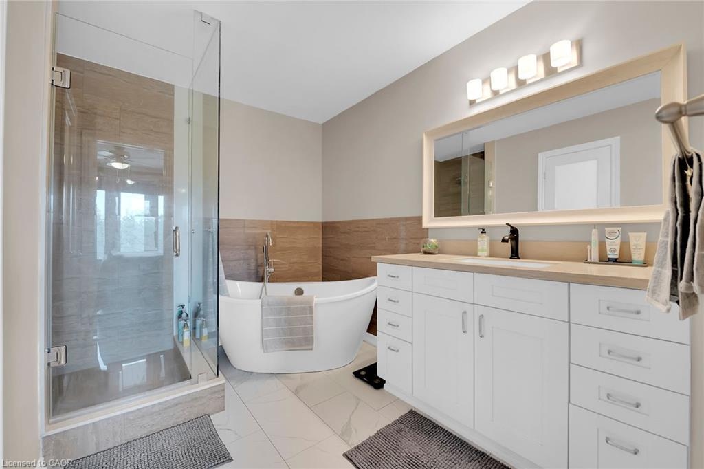 10 Edgewater Drive, Stoney Creek, ON - Indoor Photo Showing Bathroom