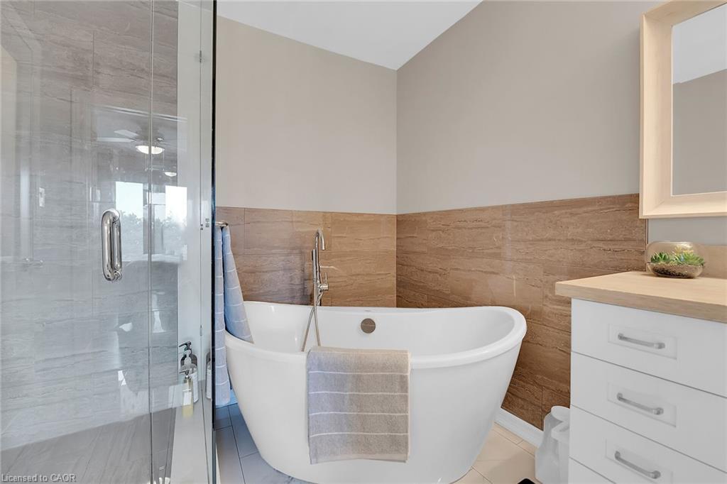10 Edgewater Drive, Stoney Creek, ON - Indoor Photo Showing Bathroom
