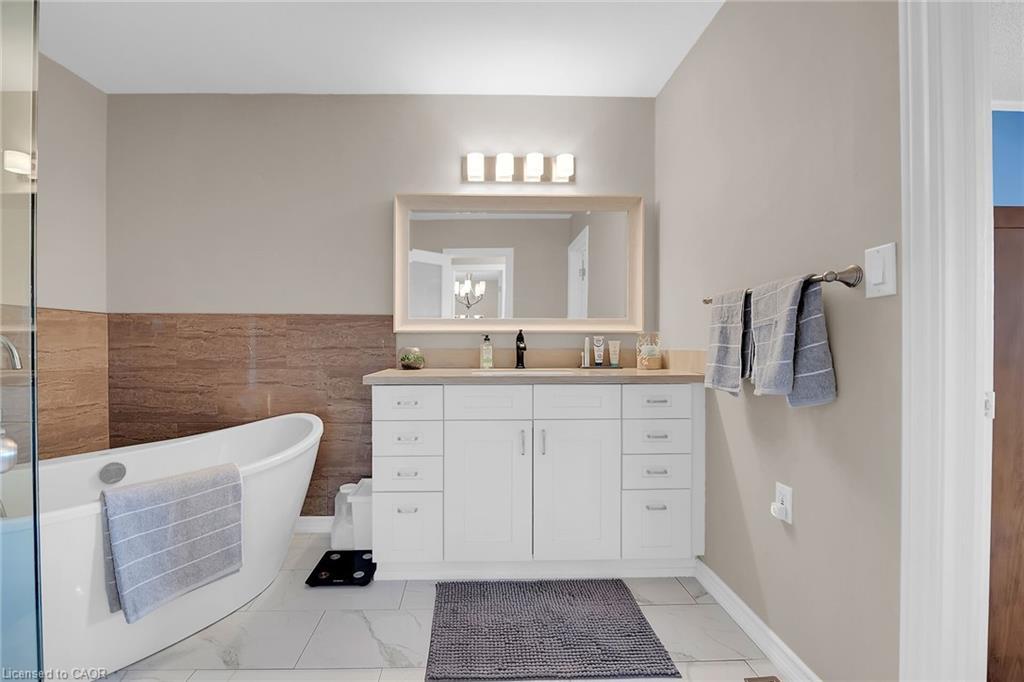 10 Edgewater Drive, Stoney Creek, ON - Indoor Photo Showing Bathroom