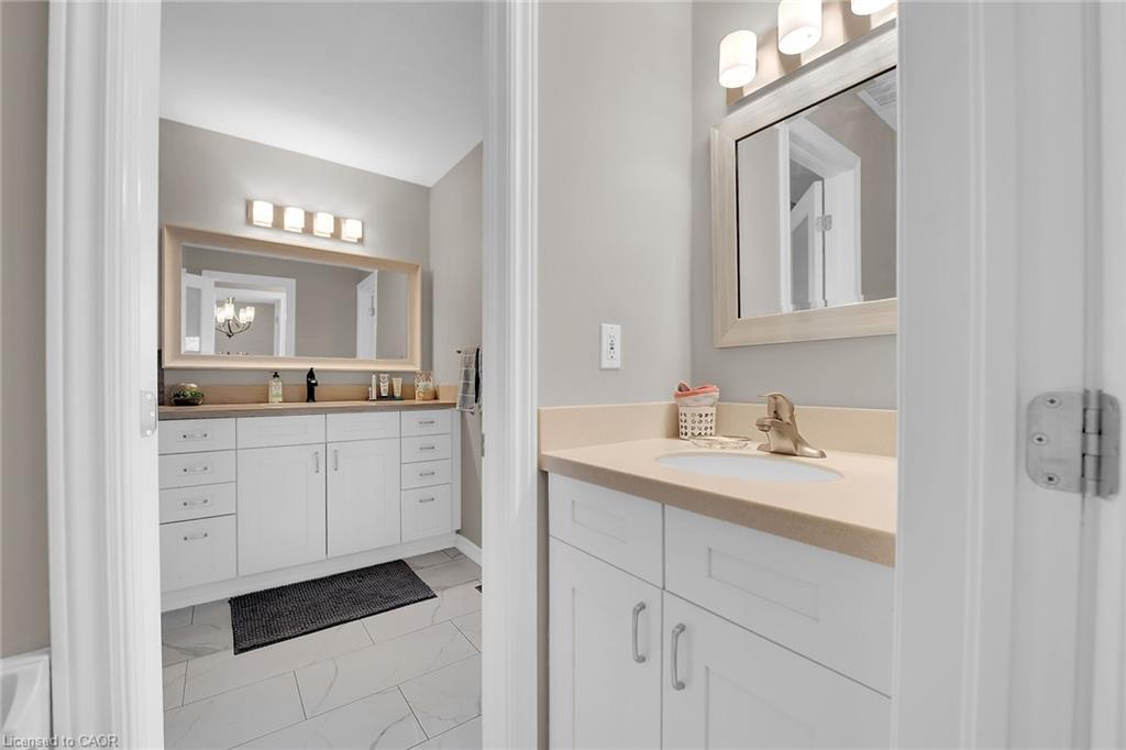 10 Edgewater Drive, Stoney Creek, ON - Indoor Photo Showing Bathroom