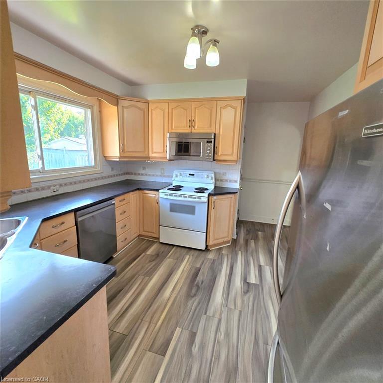 Upper-338 Grantham Avenue, St. Catharines, ON - Indoor Photo Showing Kitchen