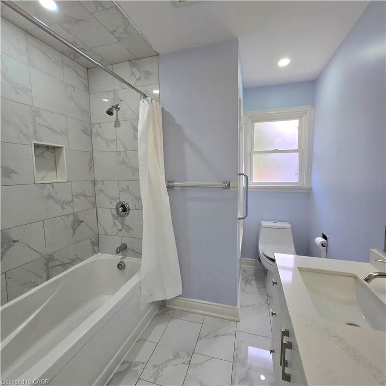 Upper-338 Grantham Avenue, St. Catharines, ON - Indoor Photo Showing Bathroom
