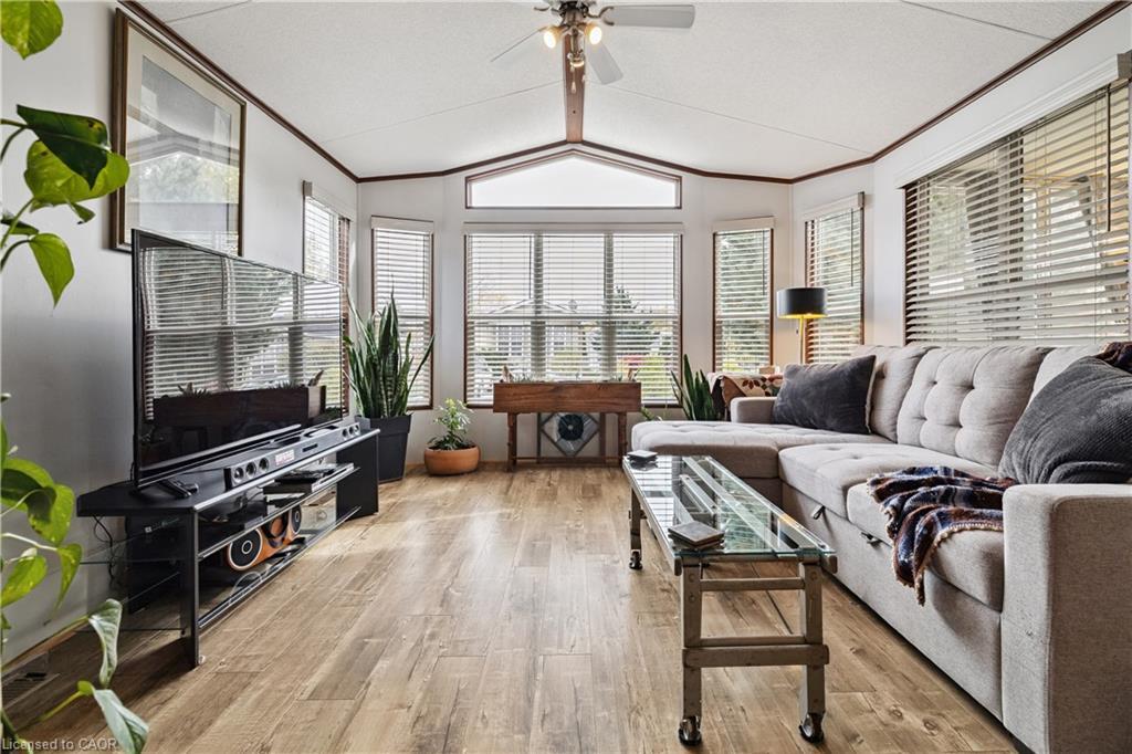 13 Spruce-4449 Milburough Line, Burlington, ON - Indoor Photo Showing Living Room