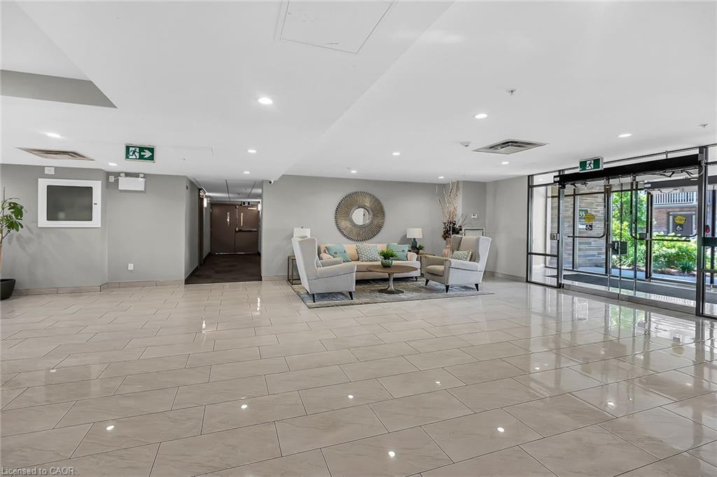 311-35 Southshore Crescent, Hamilton, ON - Indoor Photo Showing Other Room