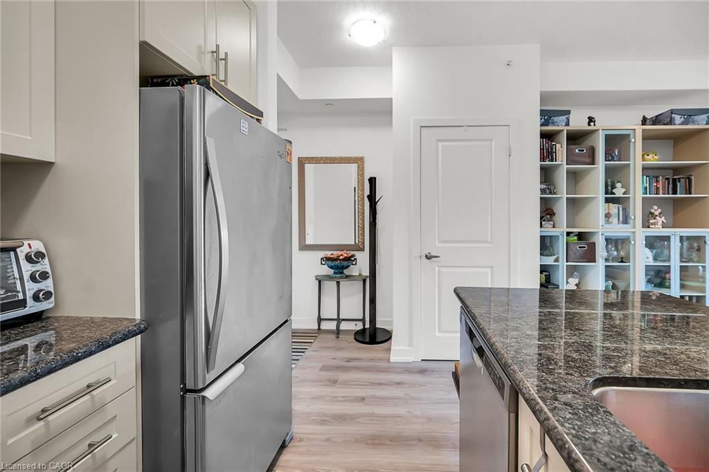 311-35 Southshore Crescent, Hamilton, ON - Indoor Photo Showing Kitchen With Upgraded Kitchen