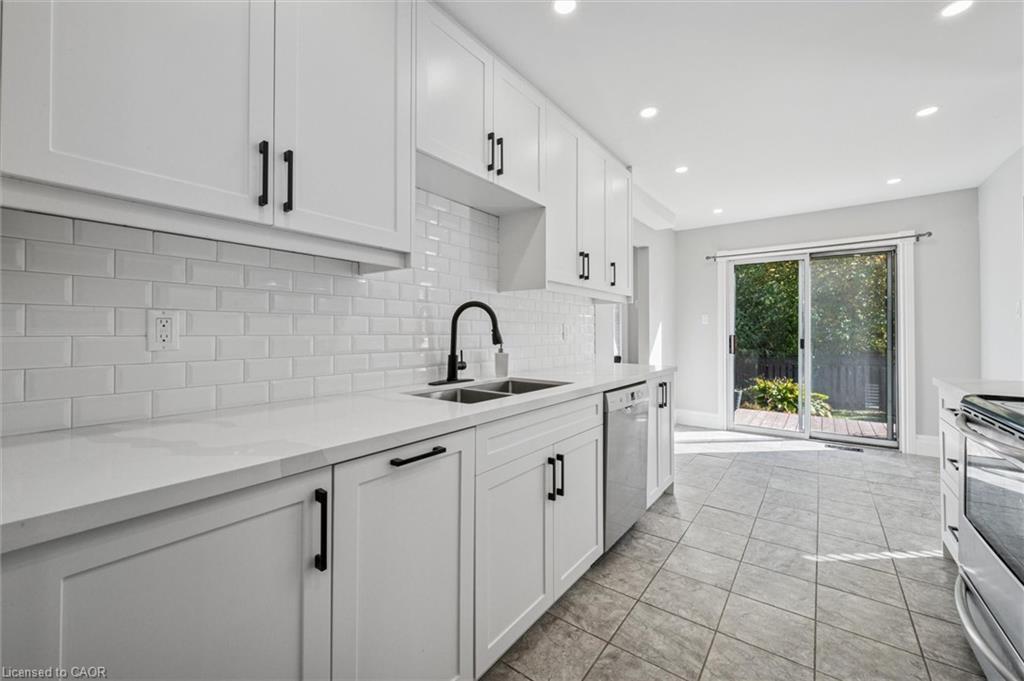 55 Enfield Drive, Cambridge, ON - Indoor Photo Showing Kitchen With Double Sink With Upgraded Kitchen