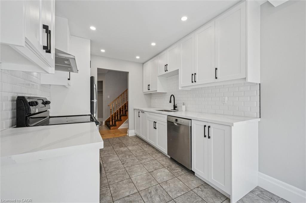 55 Enfield Drive, Cambridge, ON - Indoor Photo Showing Kitchen With Upgraded Kitchen