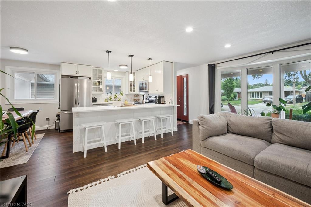 357 Grangewood Drive, Waterloo, ON - Indoor Photo Showing Living Room
