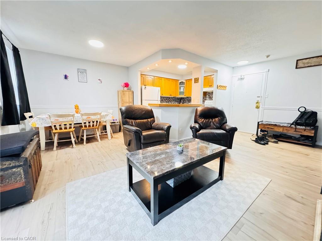 306-24 Ransom Street, Acton, ON - Indoor Photo Showing Living Room