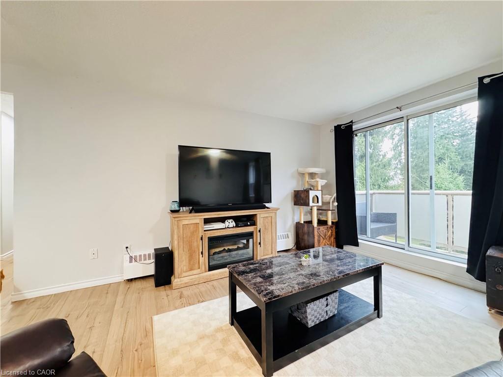 306-24 Ransom Street, Acton, ON - Indoor Photo Showing Living Room