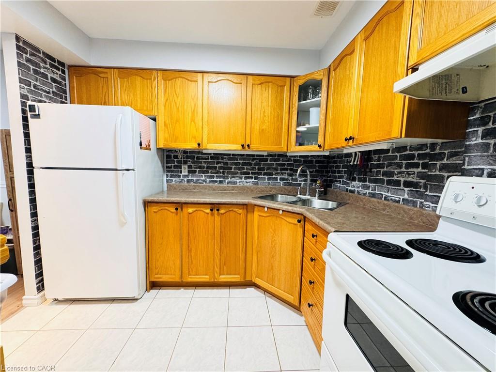 306-24 Ransom Street, Acton, ON - Indoor Photo Showing Kitchen With Double Sink