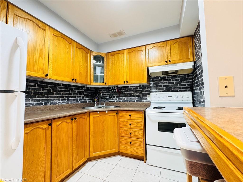 306-24 Ransom Street, Acton, ON - Indoor Photo Showing Kitchen With Double Sink