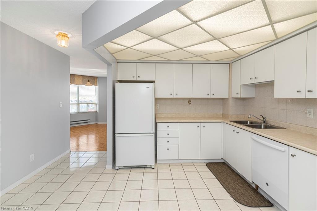 404-495 Highway 8, Stoney Creek, ON - Indoor Photo Showing Kitchen With Double Sink
