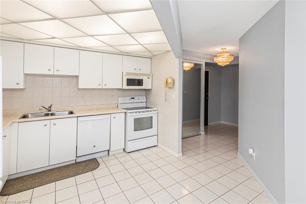404-495 Highway 8, Stoney Creek, ON - Indoor Photo Showing Kitchen With Double Sink