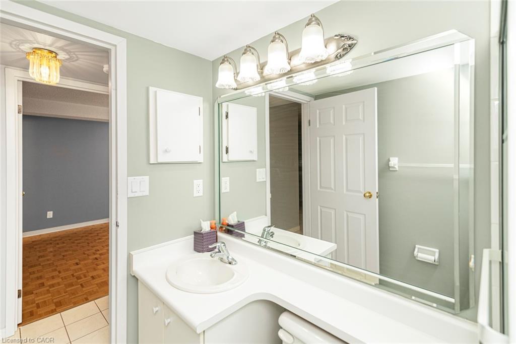 404-495 Highway 8, Stoney Creek, ON - Indoor Photo Showing Bathroom