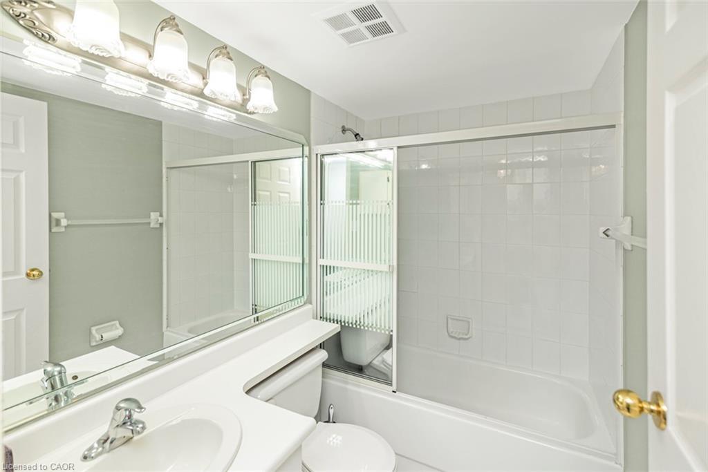 404-495 Highway 8, Stoney Creek, ON - Indoor Photo Showing Bathroom