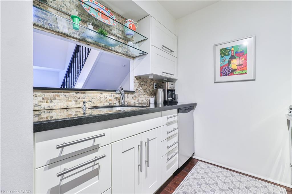 404-185 Robinson Street, Oakville, ON - Indoor