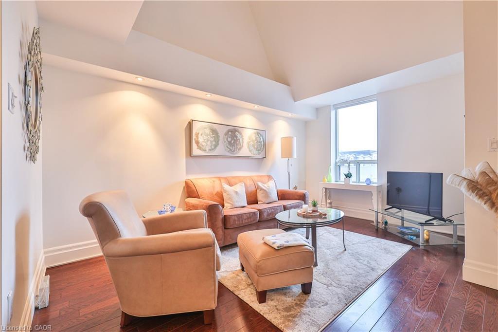 404-185 Robinson Street, Oakville, ON - Indoor Photo Showing Living Room