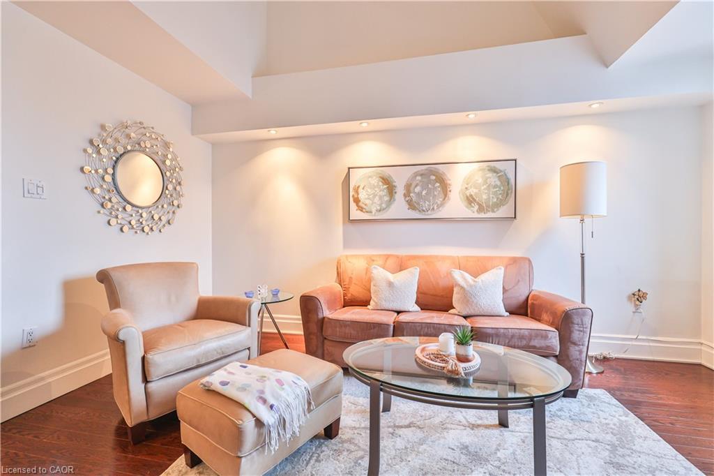 404-185 Robinson Street, Oakville, ON - Indoor Photo Showing Living Room