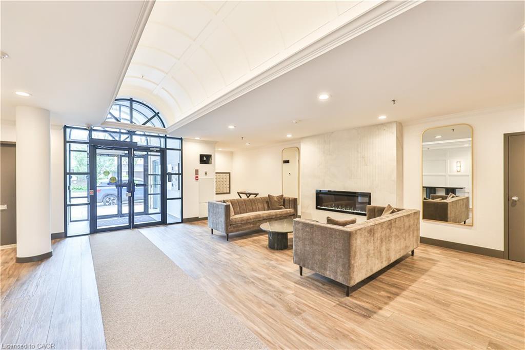 404-185 Robinson Street, Oakville, ON - Indoor