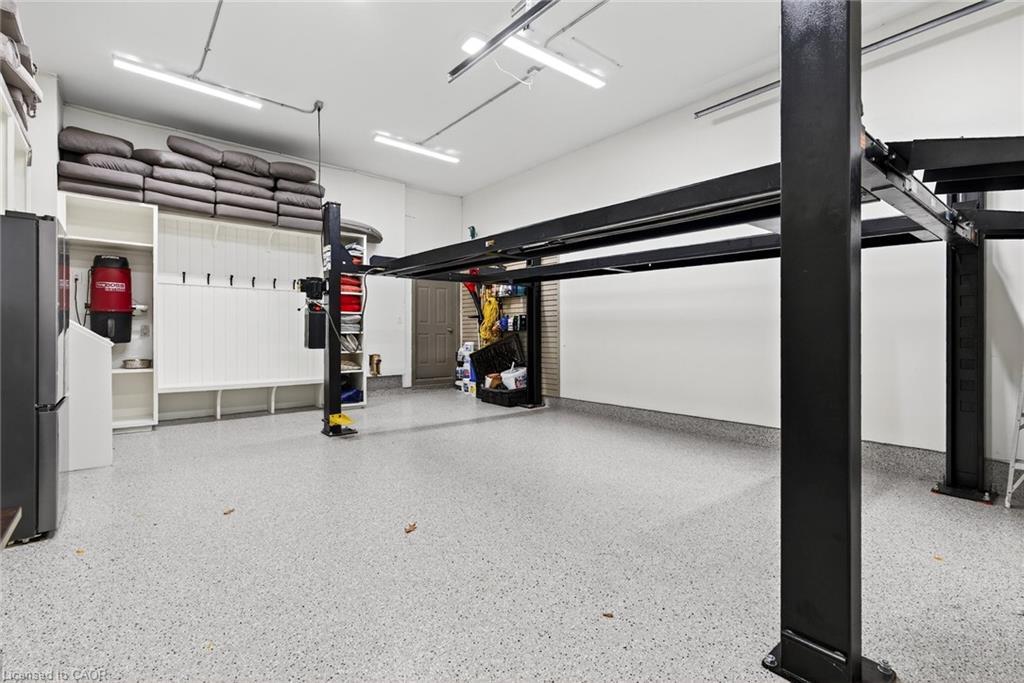 172 Boxley Road, Burlington, ON - Indoor Photo Showing Garage