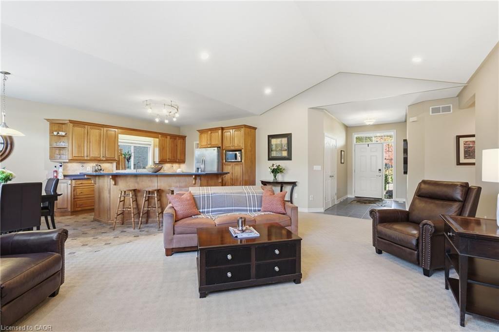 81 Timber Creek Crescent, Fonthill, ON - Indoor Photo Showing Living Room