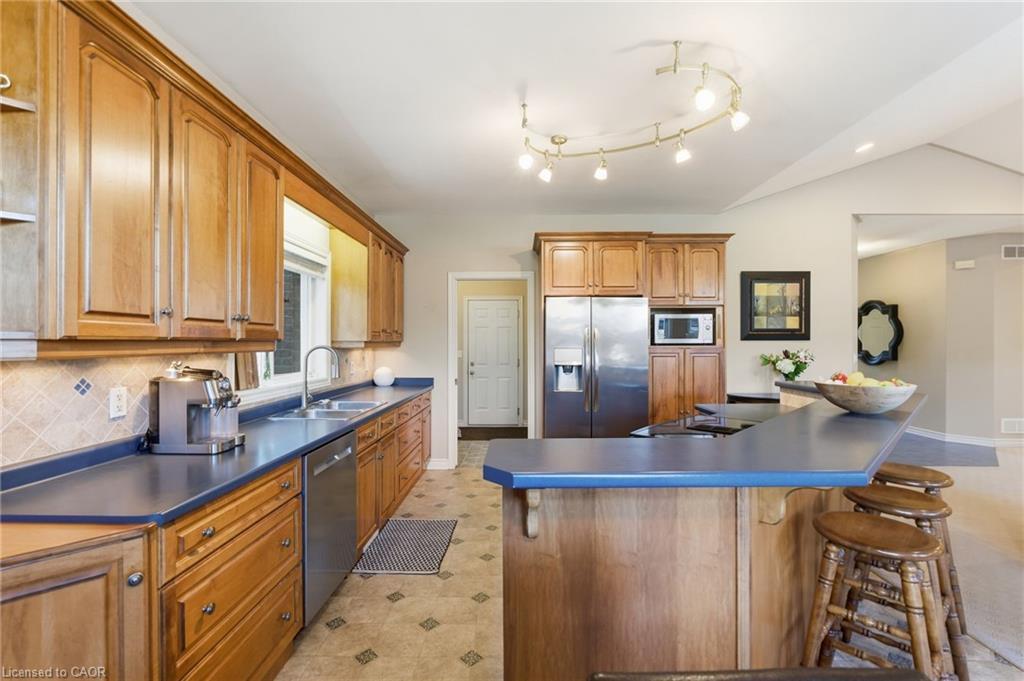 81 Timber Creek Crescent, Fonthill, ON - Indoor Photo Showing Kitchen With Double Sink