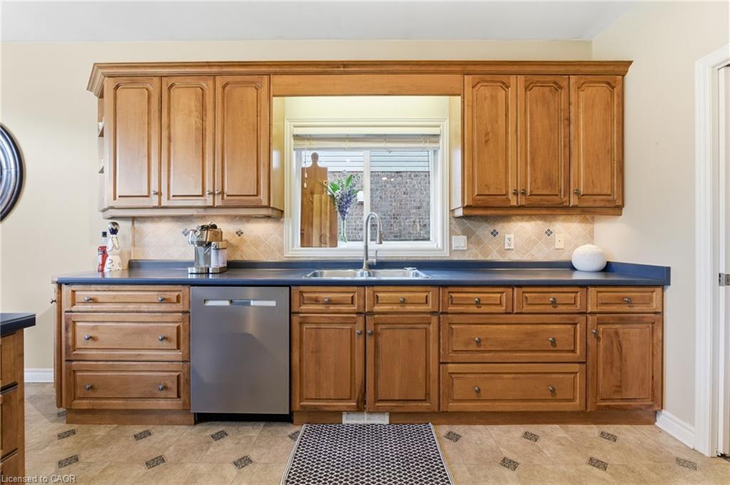81 Timber Creek Crescent, Fonthill, ON - Indoor Photo Showing Kitchen With Double Sink