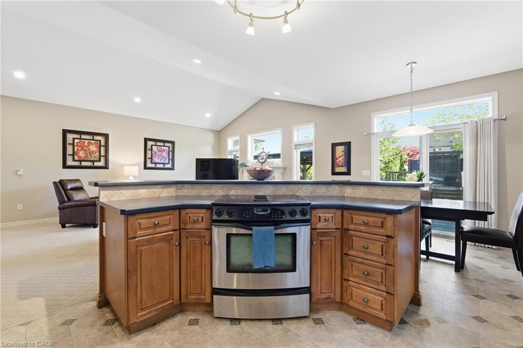 81 Timber Creek Crescent, Fonthill, ON - Indoor Photo Showing Kitchen