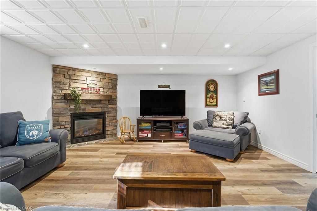 81 Timber Creek Crescent, Fonthill, ON - Indoor Photo Showing Living Room With Fireplace